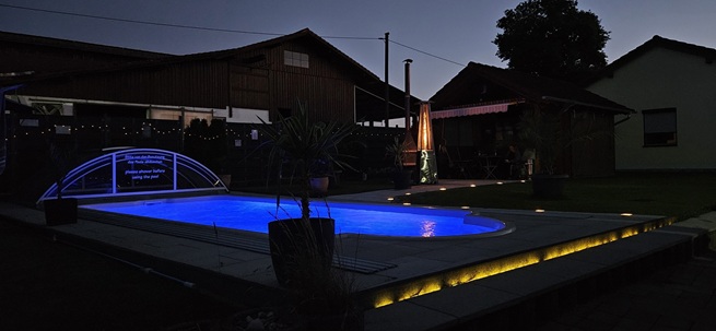 Überdachter Poolbereich der Ferienwohnungen in Maria Steinbach bei Nacht
